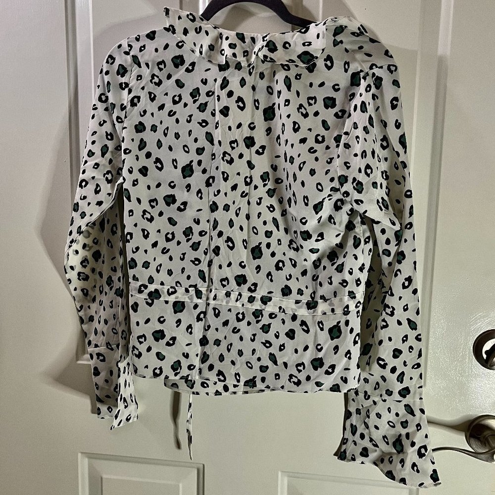 NWT Code X Mode SZ S Ivory and Green Animal Print Wrap Shirt Tie Closure Ruffle - Picture 4 of 4